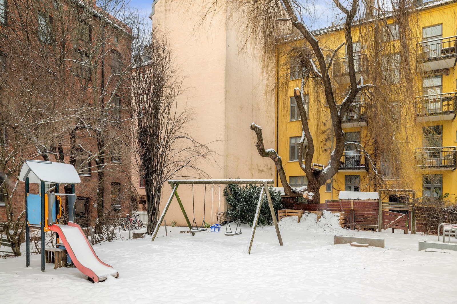 Fri gjennomgang til bakgårder i hele kvartalet. Stor gressplen med lekeplass og gode solforhold. Galleribilde