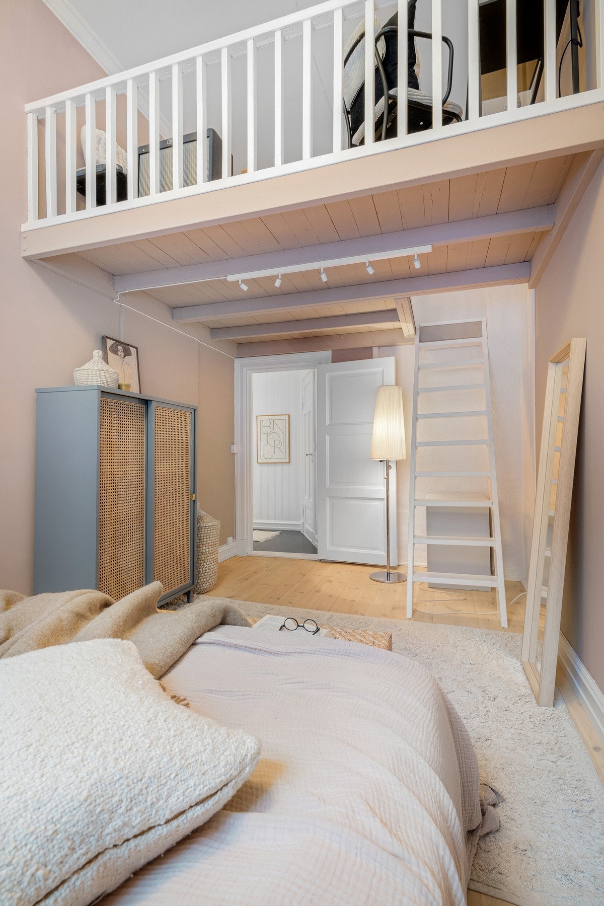 Mulighet for garderobeløsning under hemsen. Galleribilde