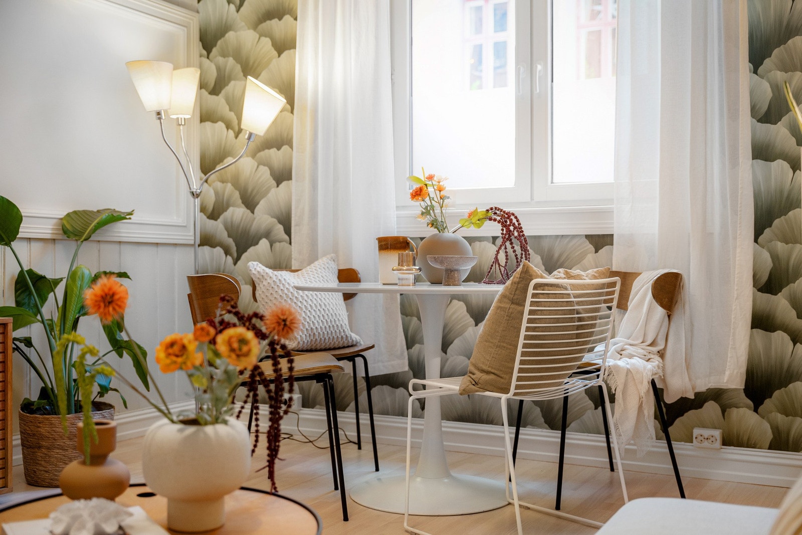 Koselig spiseplass foran vinduene. Galleribilde