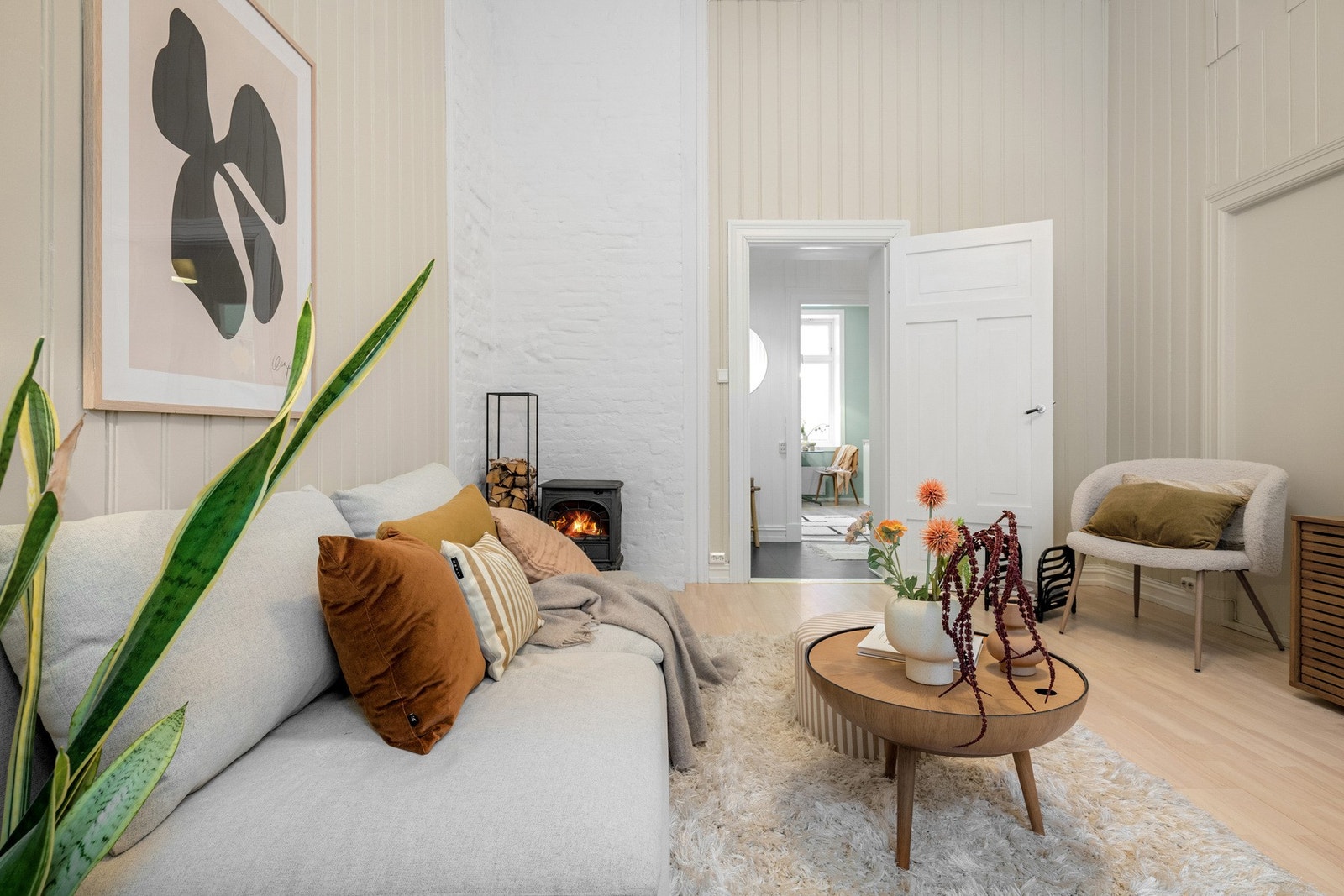 Leiligheten er gjennomgående og har store vindusflater. Galleribilde