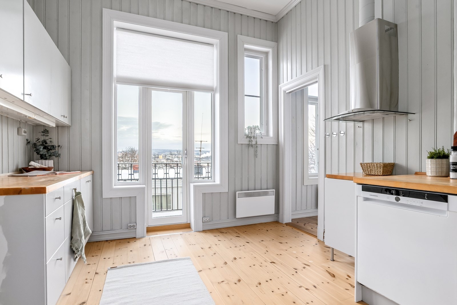 Kjøkkenet har utgang til en stor balkong med morgen og formiddagssol Galleribilde