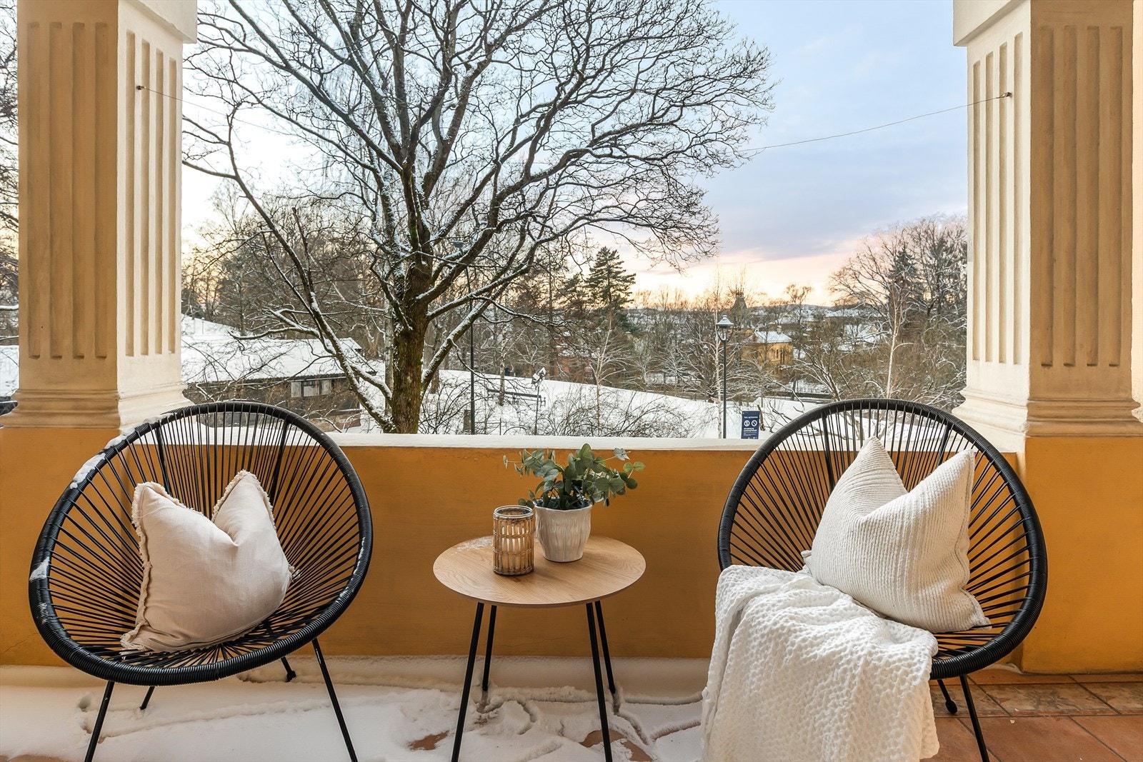 Leiligheten har tre balkonger - denne vender mot vest og parken med idyllisk utsyn og gode solforhold Galleribilde