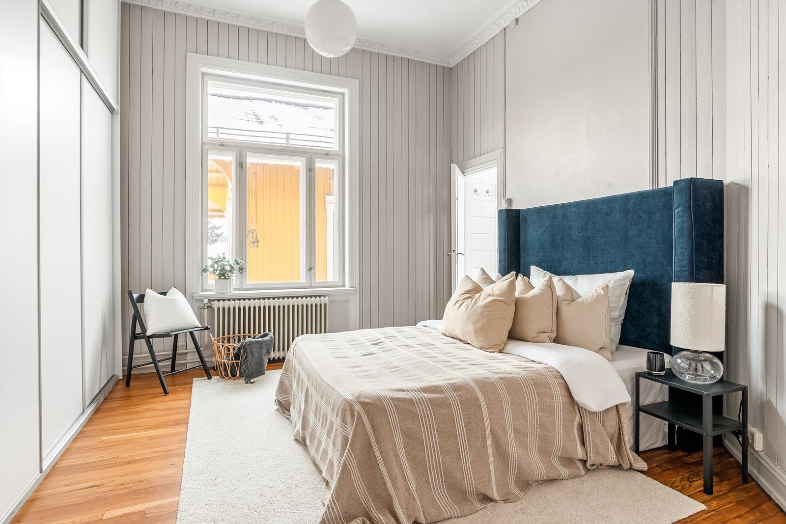 Tilbaketrukket hovedsoverom med stor garderobe og eget bad Galleribilde