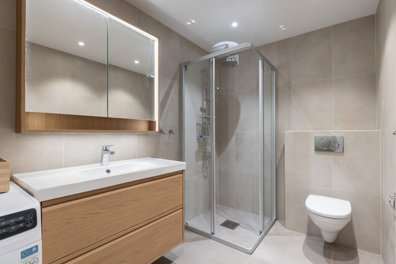 Flislagt baderom med varmekabler i gulv. Kombinert vaskemaskin og tørketrommel-WiFi-styrt medfølger. Galleribilde