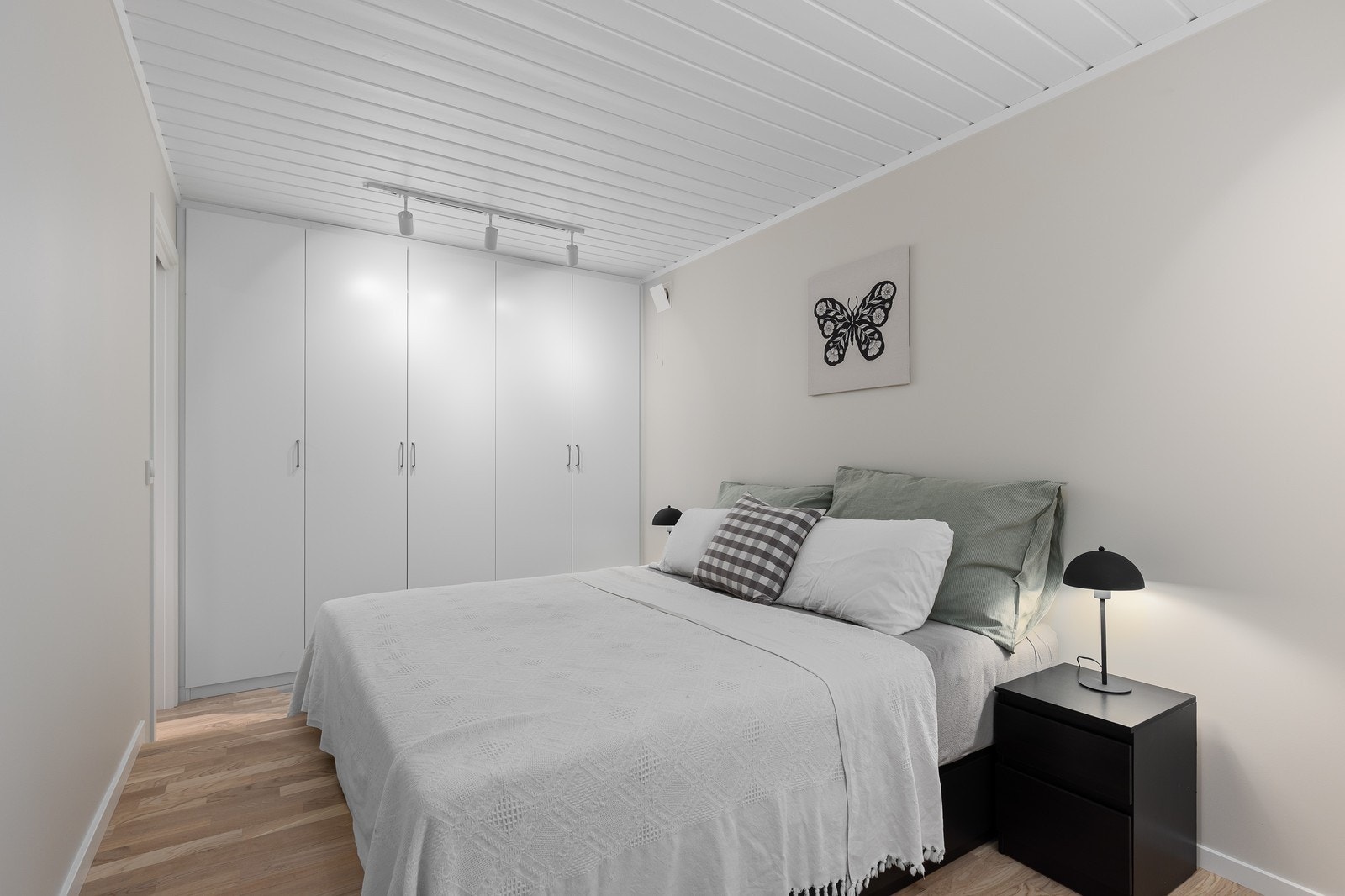 Praktisk og stilren, integrert garderobeløsning som gir effektiv utnyttelse av plassen. Galleribilde