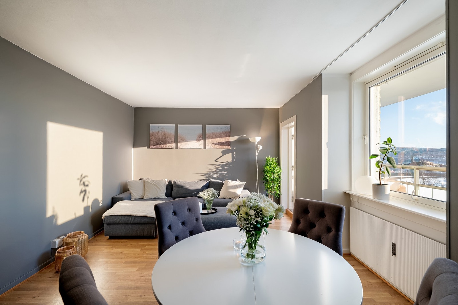 Utformingen byr på god plass til både sofagruppe med tilhørende møblement og spisebordsgruppe. Galleribilde