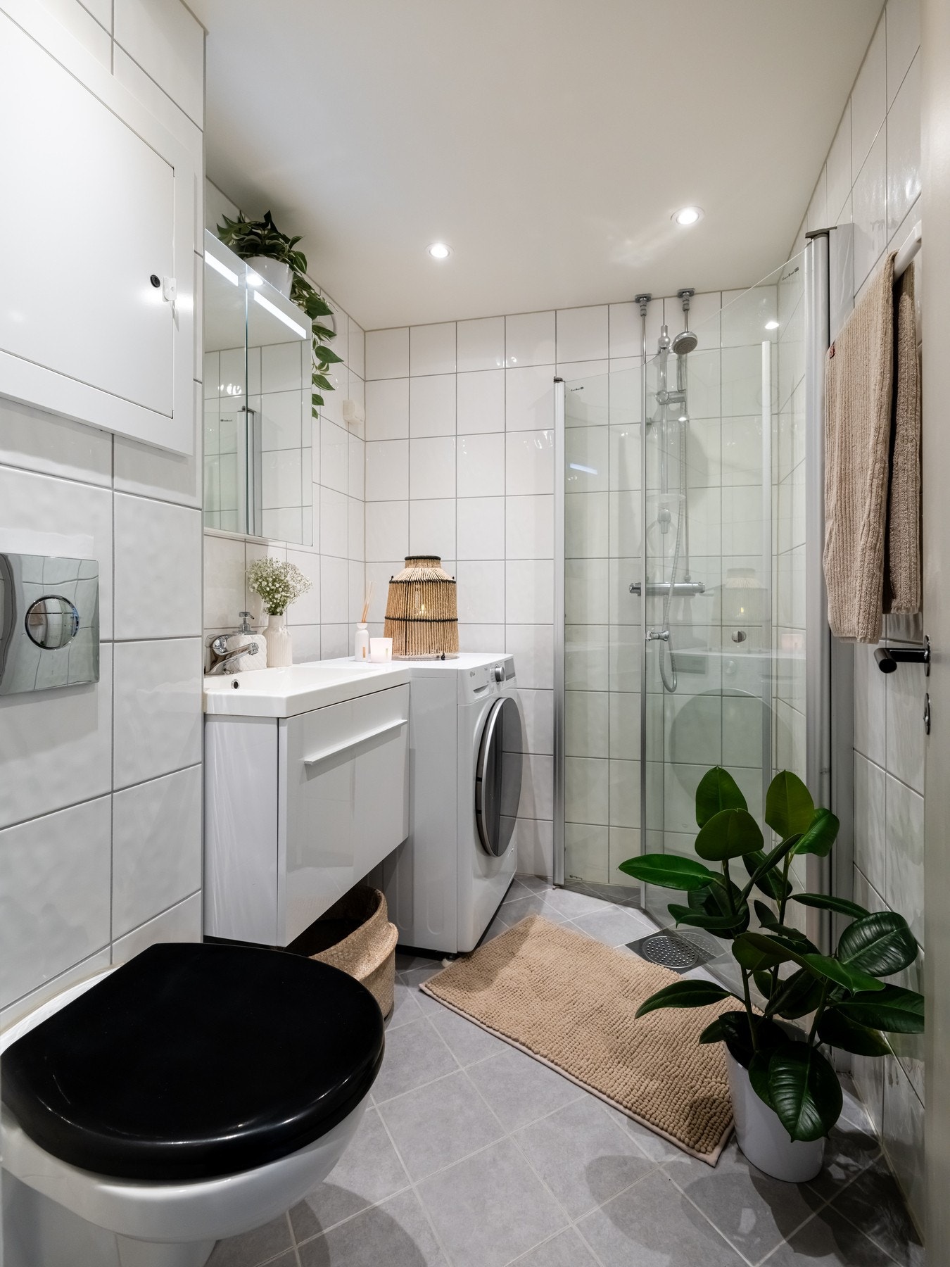 Lyst, flislagt baderom med varme i gulv og downlights i himling. Badet ble pusset opp i regi av borettslaget i 2016 og gulvet ble støpt på nytt i 2017. Galleribilde