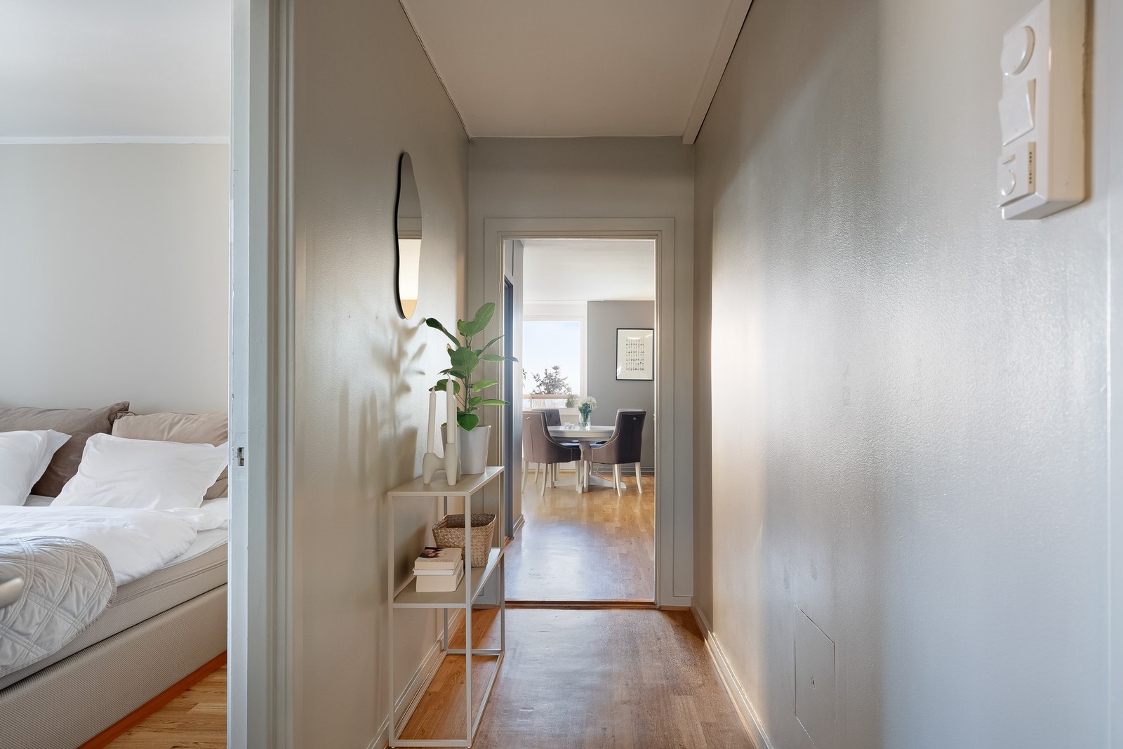 Leiligheten har to lyse og innbydende soverom. Galleribilde