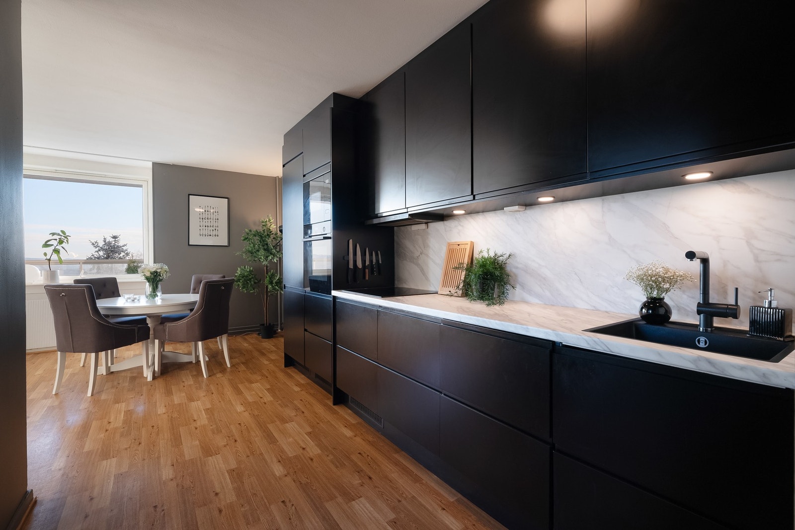 Av integrerte hvitevarer er det oppvaskmaskin, platetopp, stekeovn, mikrobølgeovn og kjøleskap - disse medfølger ved salg. Galleribilde