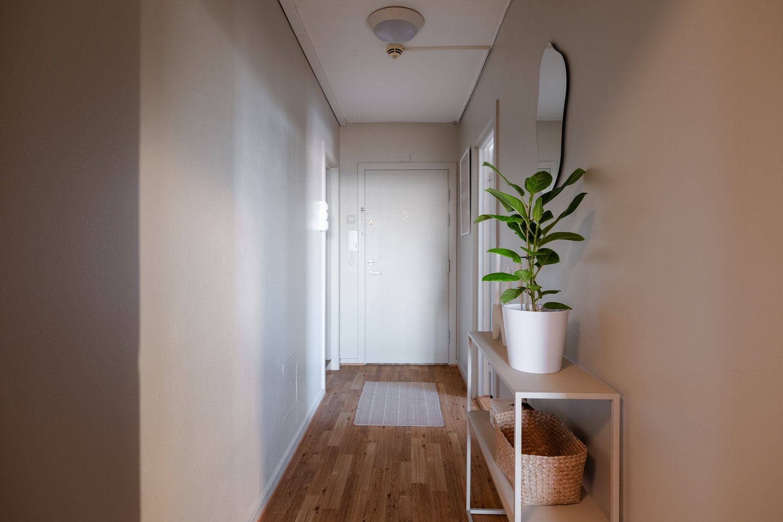 Inngangspartiet har fin plass for knaggrekker, speil og skostativ. Av ekstern lagring medfølger det en kjellerbod på ca. 2 kvm og en loftsbod med ca. 4 kvm gulvareal. Galleribilde