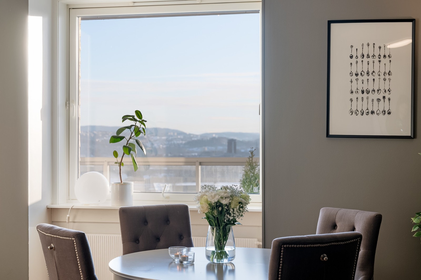 Det er radiator med fjernvarme i stuen. Fyring og internett er inkludert i felleskostnadene. Galleribilde