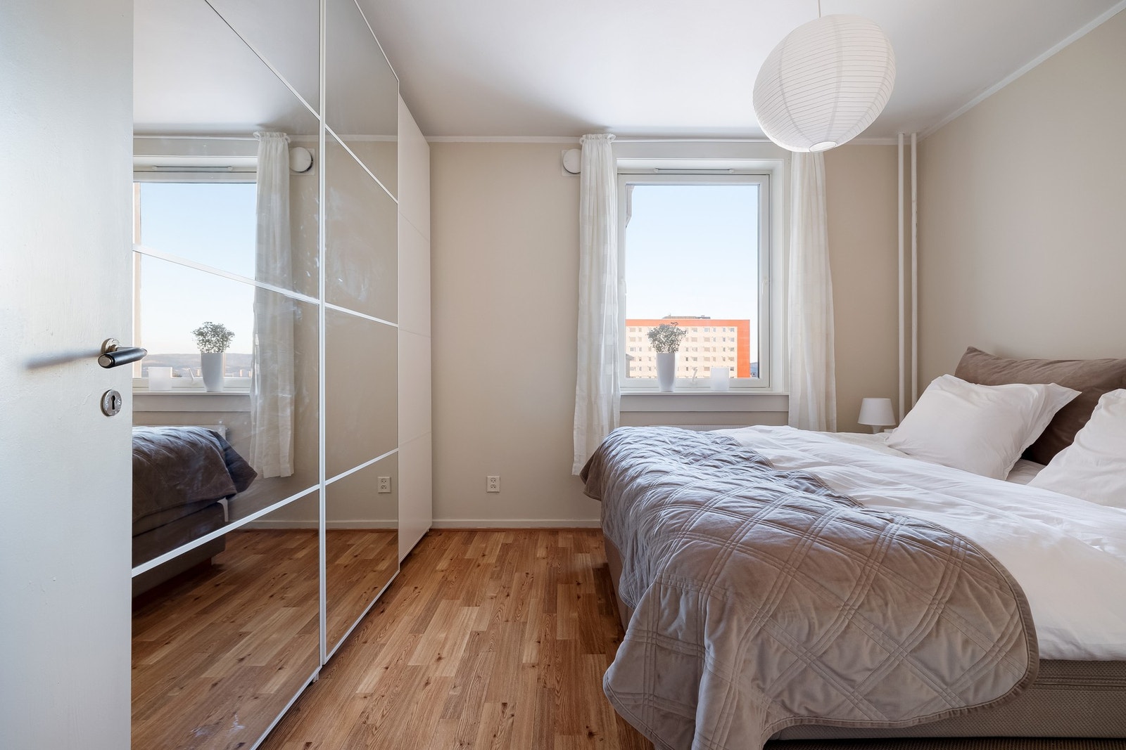 Her er det skyvedørsgarderobeskap med god plass for klær og annen oppbevaring. Galleribilde