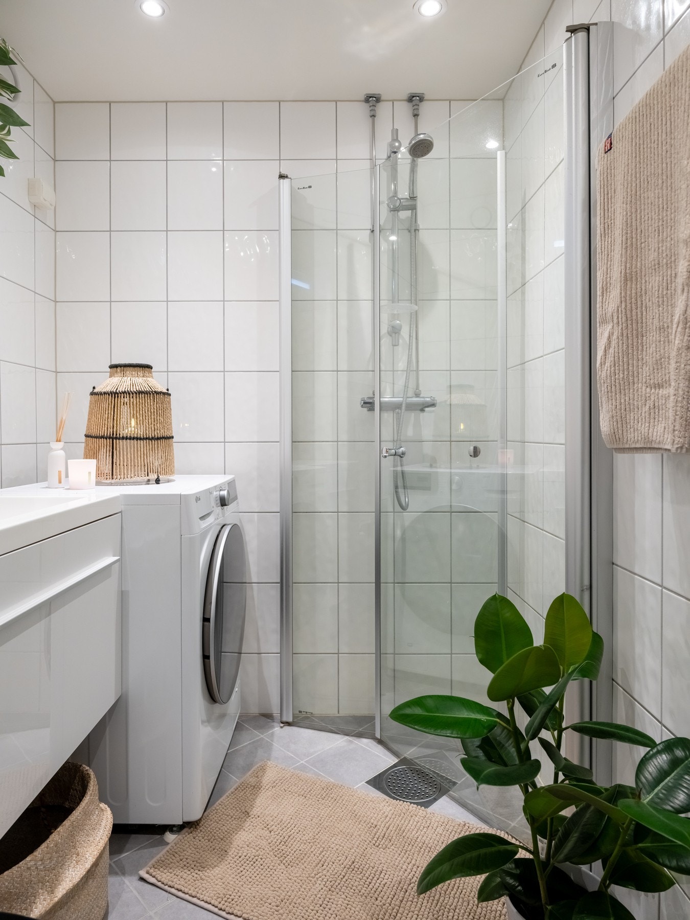 Innredningen består av servant på underskap, speilskap med belysning og stikkontakt på vegg. Videre er det vegghengt toalett og dusjhjørne med svingbare glassdører som frigjør plass på gulvet. Galleribilde