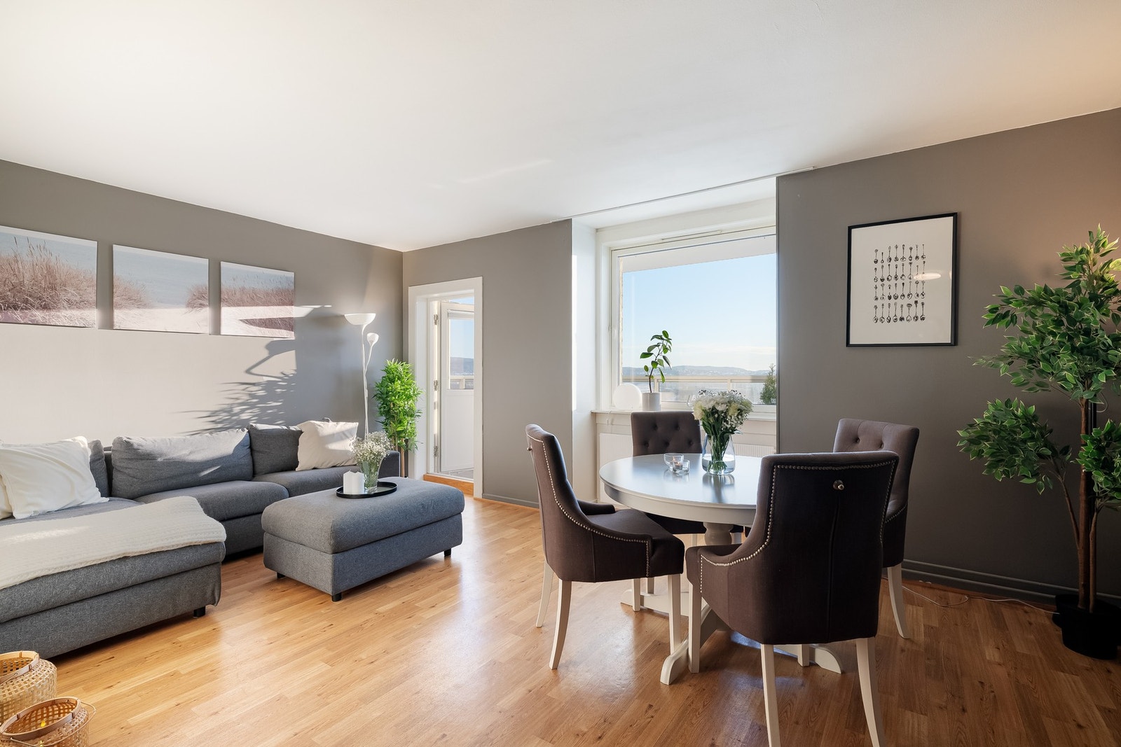 Gå videre inn og du kommer til boligens åpne stue- og kjøkkenløsning. Galleribilde