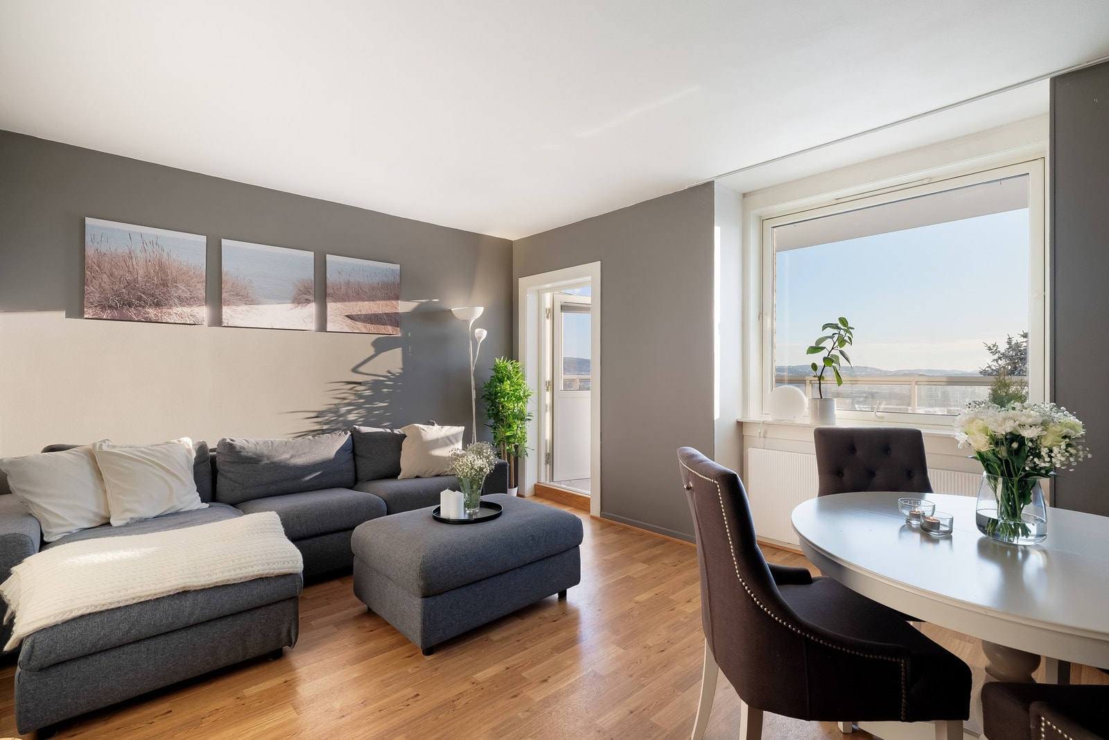 Her vil du umiddelbart dras mot vinduene som ikke bare byr på godt med lysinnslipp, men også en flott utsikt. Galleribilde