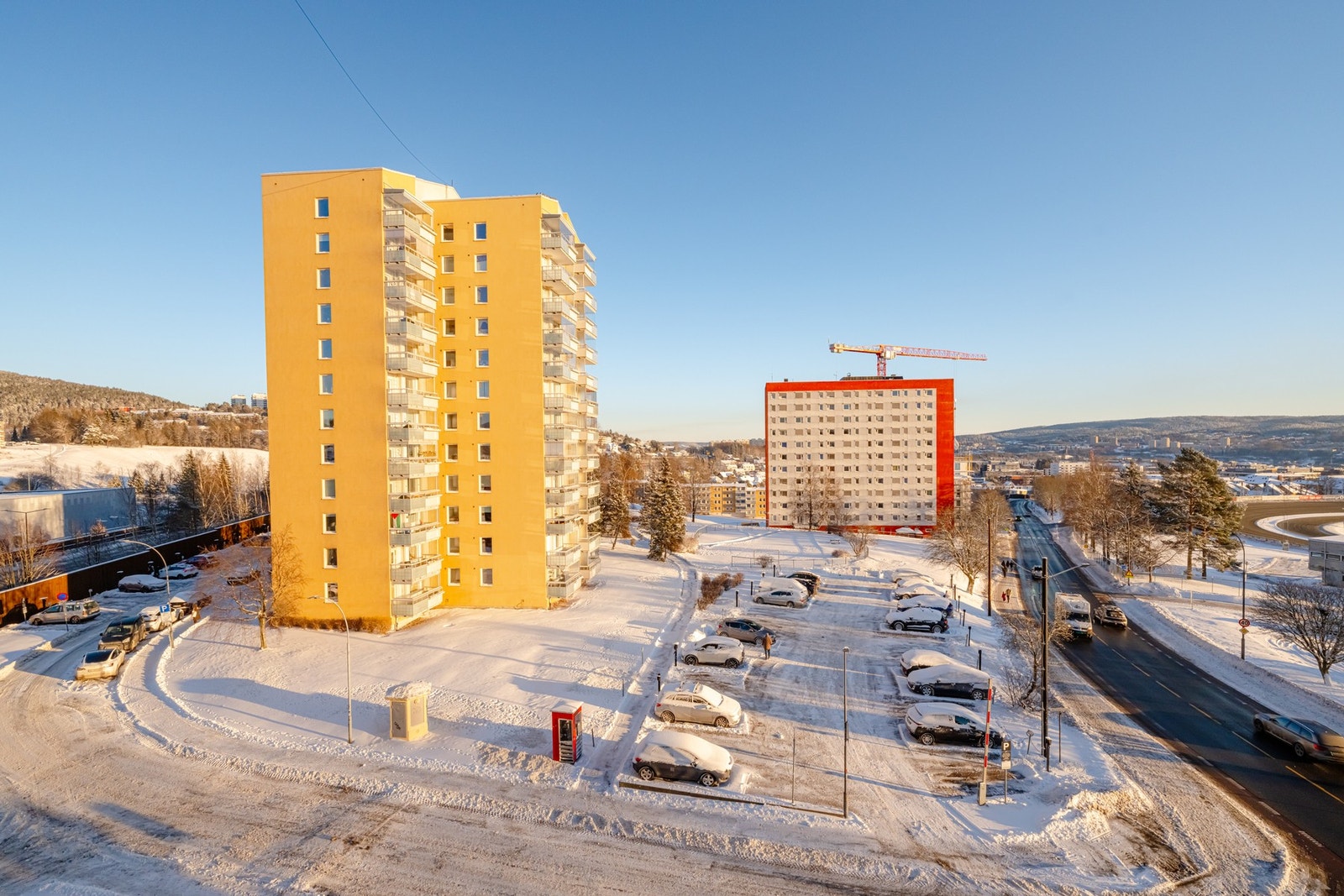 Borettslaget har ca. 100 parkeringsplasser som leies ut etter venteliste. Det er også gratis gateparkering i nærområdet. Galleribilde