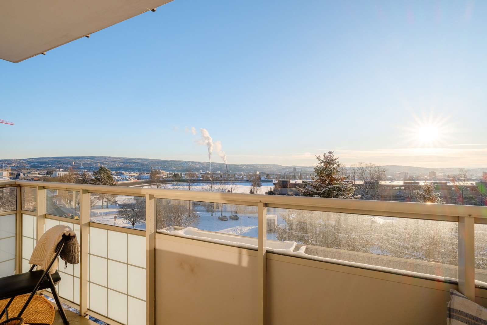 Dette er en lys og pen 3-roms hjørneleilighet med en flott beliggenhet i byggets 5.etasje med heisadkomst. Galleribilde