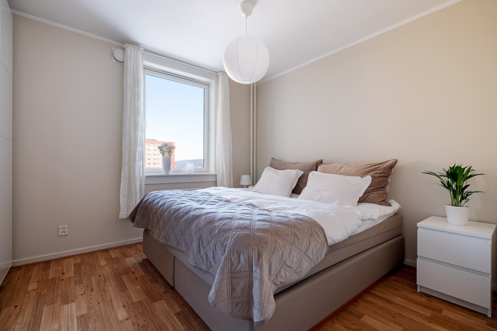 Hovedsoverommet har god plass til dobbeltseng med tilhørende møblement. Galleribilde