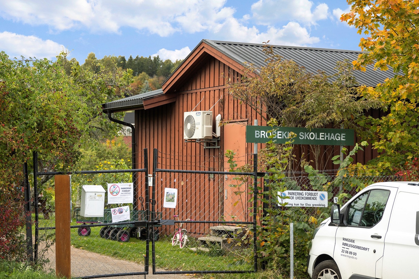 Midt på Bjerke ligger "Brobekk skolehage". Her kan privatpersoner leie parsell og med det dyrke sin egen mat. Galleribilde