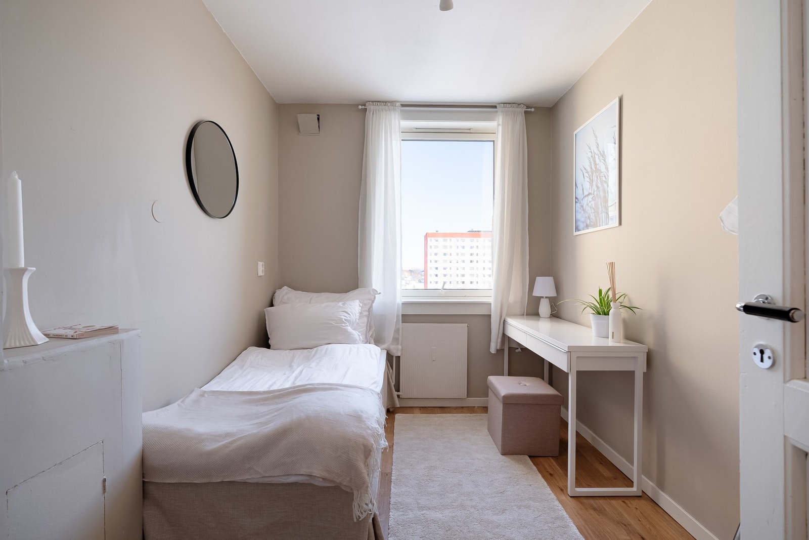 Det andre soverommet er også av fin størrelse og med plass til seng og nattbord. Galleribilde