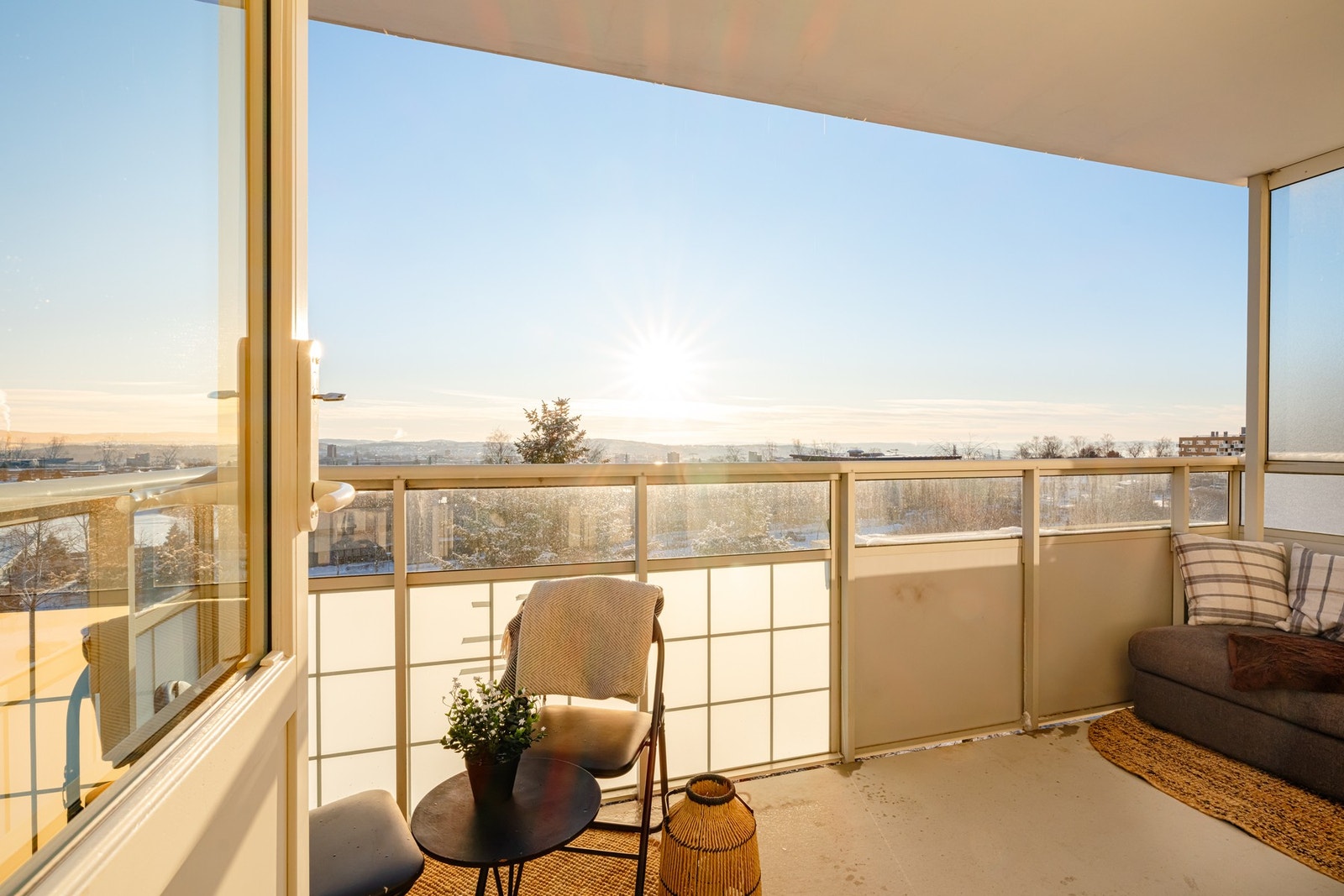 Balkong er på ca. 7 kvm. Uteplassen er sydvendt og gir med det meget gode solforhold. Balkongen har plass til sittegruppe. Galleribilde