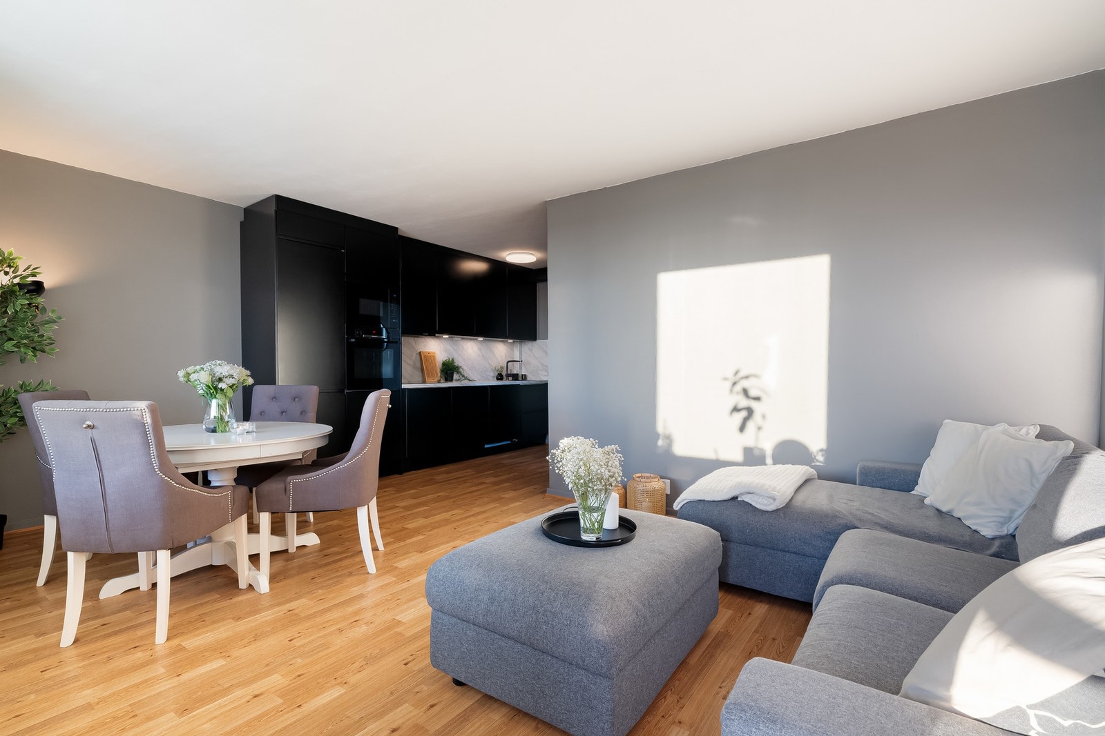 Overflatene ble malt i en stilig gråtone i 2022. Galleribilde