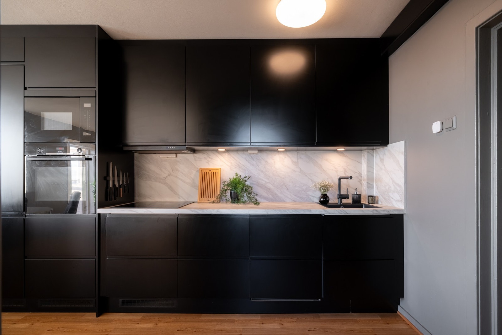 Kjøkkeninnredningen har glatte fronter og laminat benkeplate med nedfelt oppvaskkum. Galleribilde