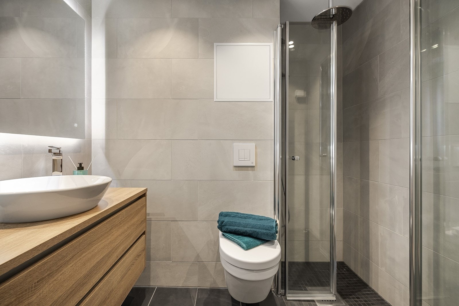 Pent og delikat, flislagt bad med varmekabler i gulvet. Badet ble pusset opp i regi av borettslaget i 2019. Galleribilde