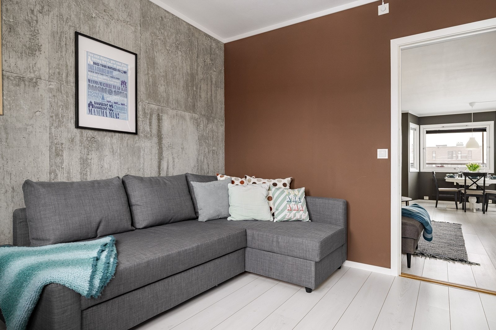 Soverom nummer to er av god størrelse og har samme betongvegg som i stua. Galleribilde