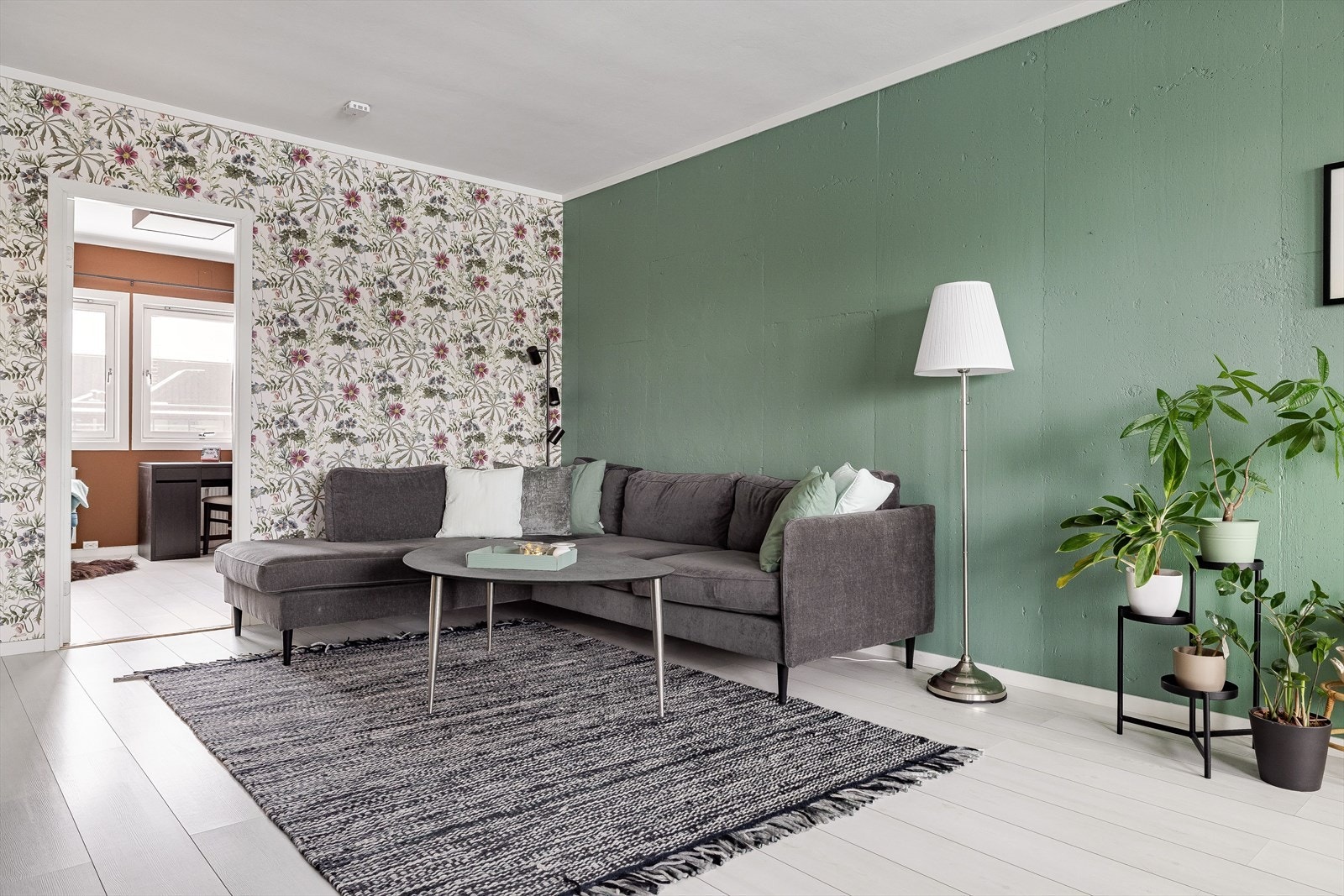 I kombinasjon med med tapetveggen gir dette et stilig uttrykk til rommet. På gulvet er det lagt enstavs laminatgulv. Galleribilde