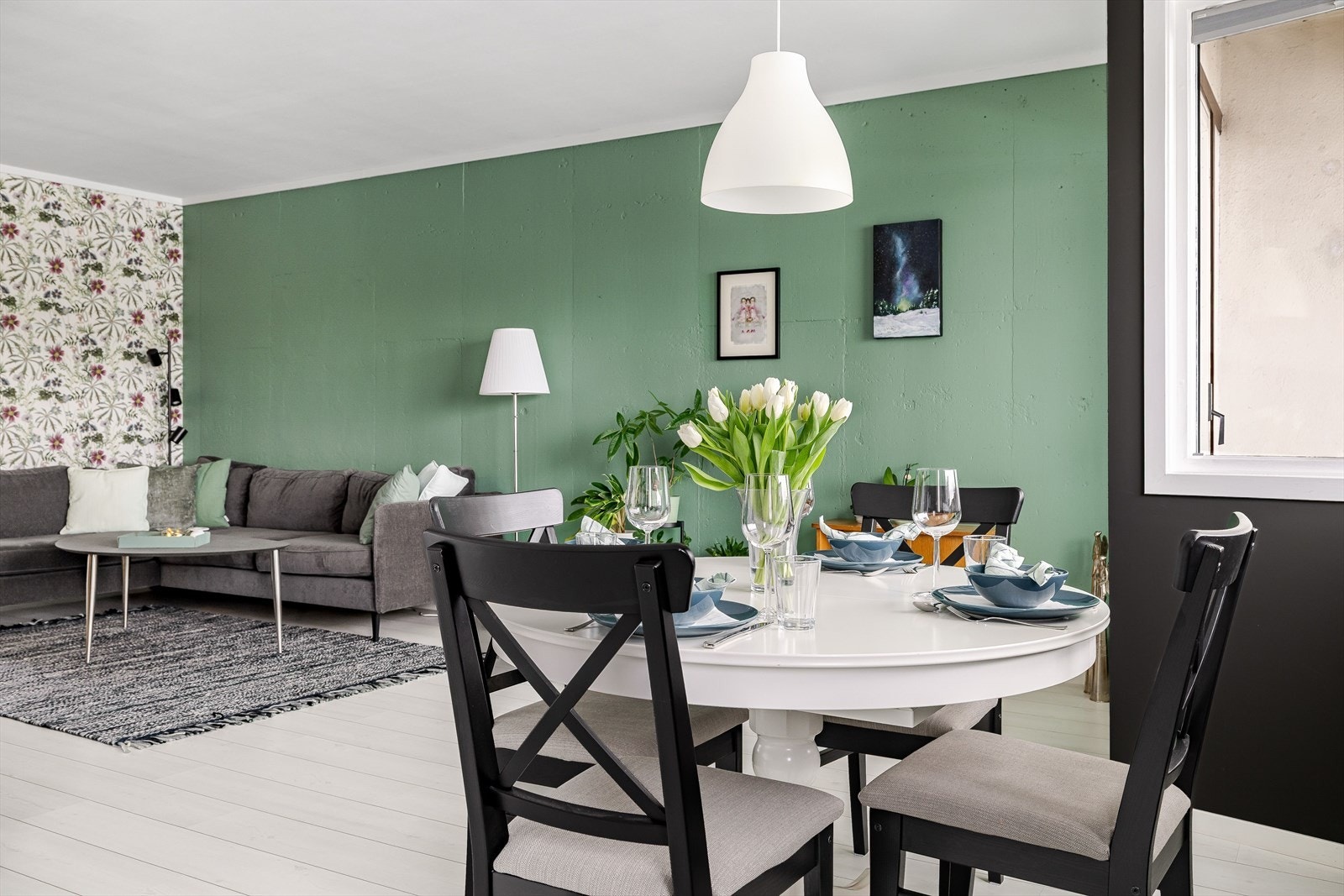 I stua er det god plass til både en romslig sofagruppe og spisebord. Galleribilde