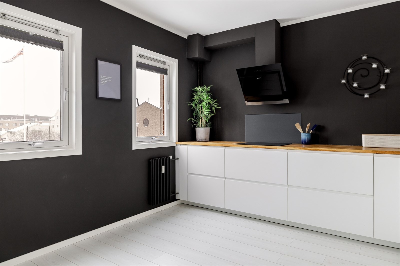 Integrerte hvitevarer som stekeovn, platetopp, oppvaskmaskin og kjøleskap med fryser medfølger i handelen. Galleribilde