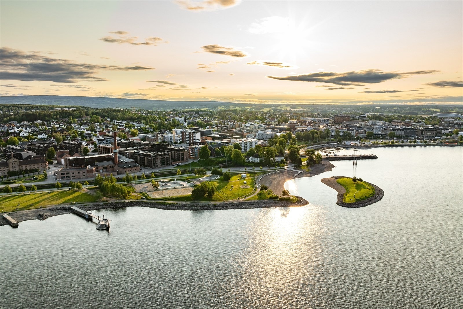 Det er også meget kort vei til mjøskanten med blant annet turstier, badestrand og serveringssteder. Galleribilde