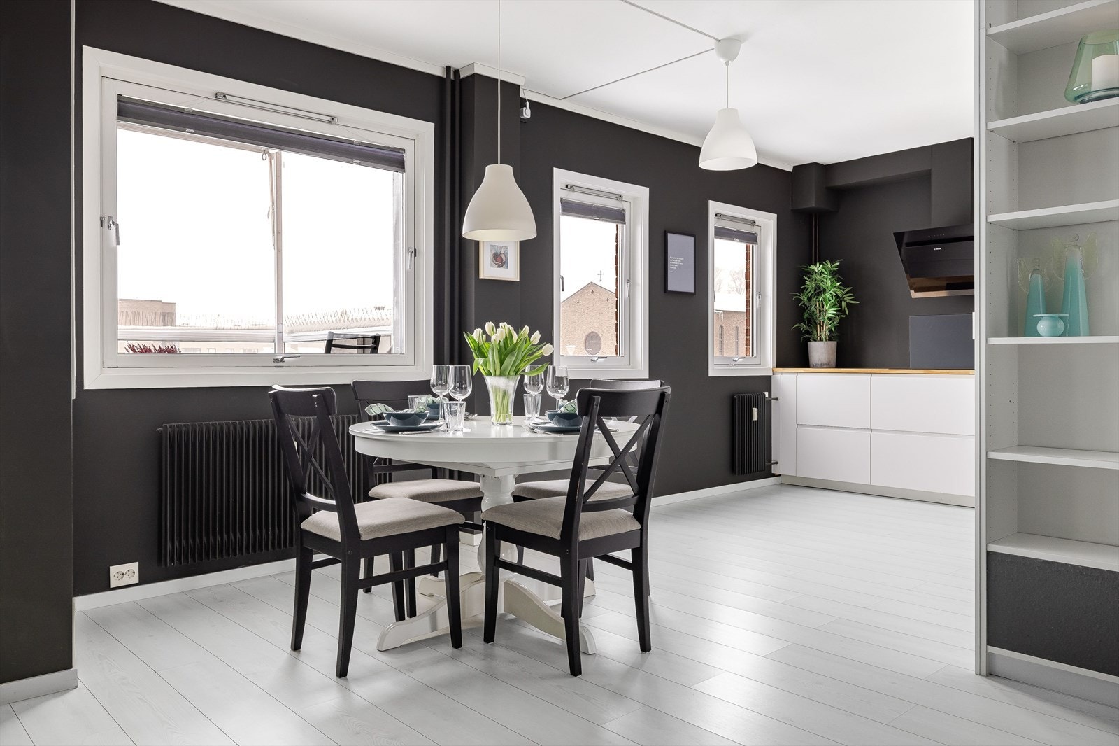 Leiligheten har en åpen stue- og kjøkkenløsning med en fin og naturlig plass til spisebordet. Det er godt med lysinnslipp fra vinduene. Galleribilde