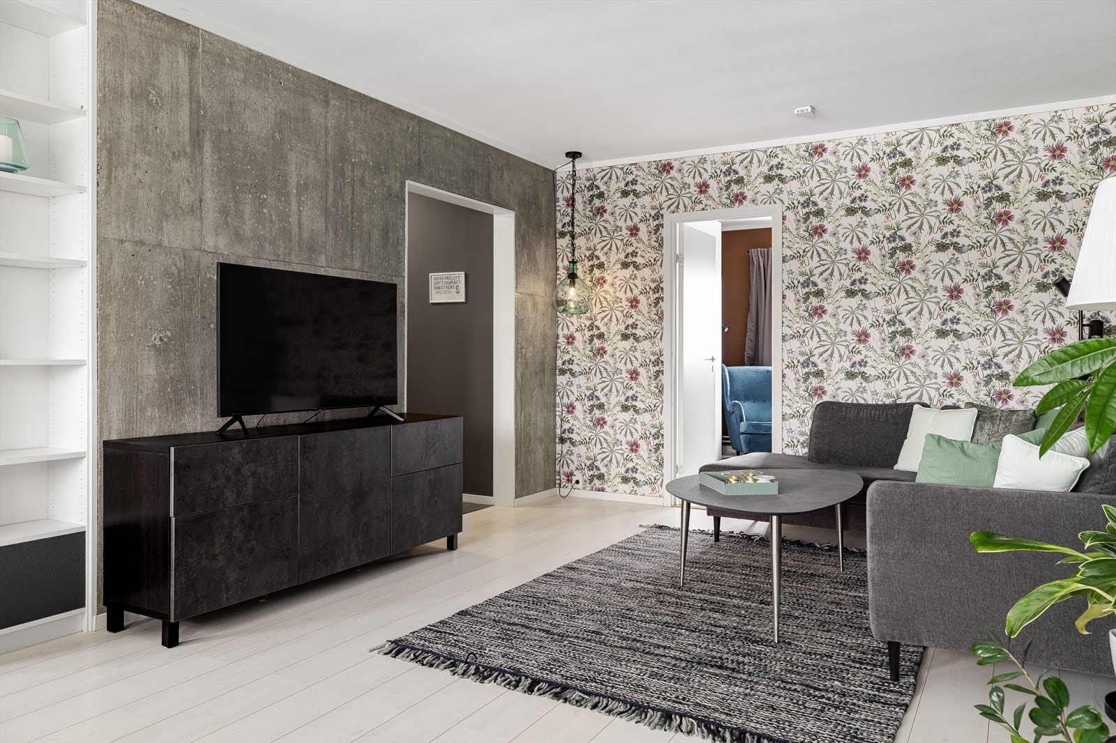 Leiligheten varmes hovedsaklig opp med fjernvarme til radiatorer. Galleribilde