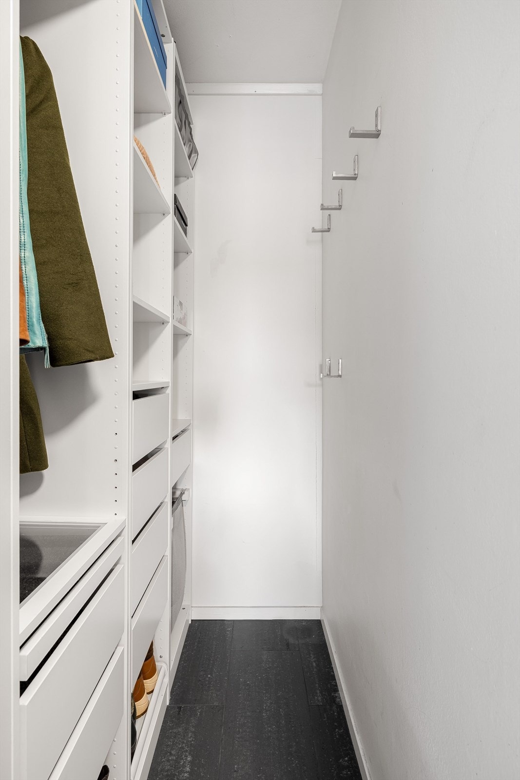 Fra entréen er det adkomst til et praktisk garderoberom. Galleribilde