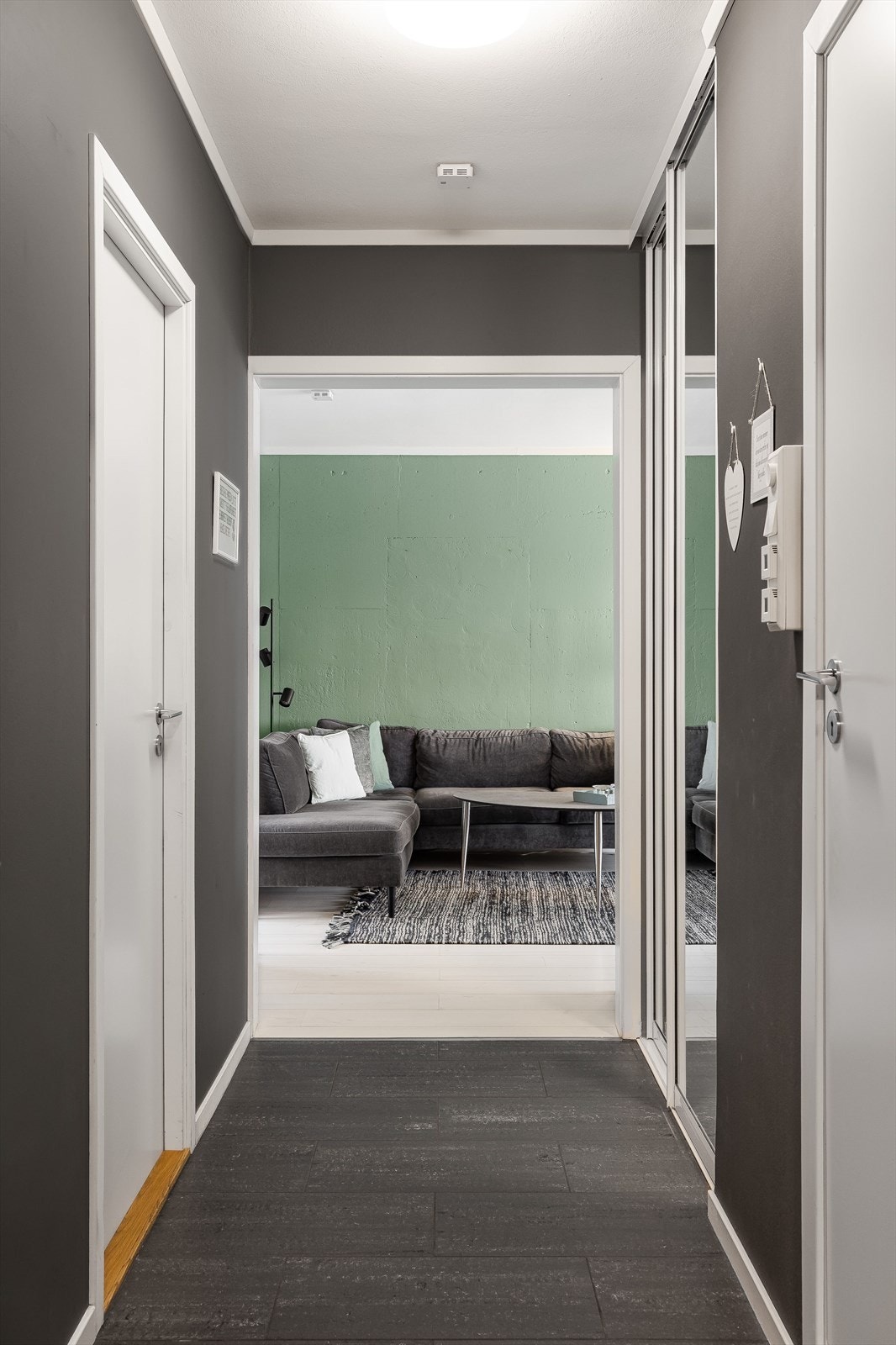 Du tar deg til leiligheten via innvendig felles trappegang eller heis. Videre kommer du inn i leilighetens entré, hvor det er flislagt gulv med varmekabler. Galleribilde