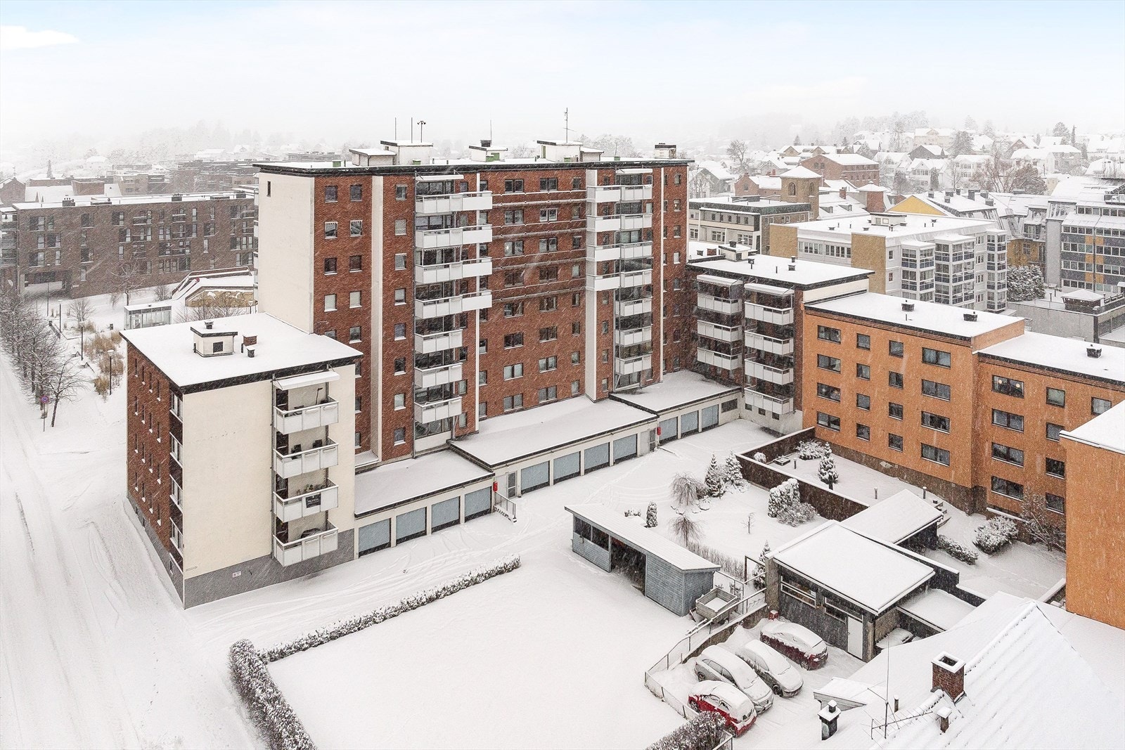 Leiligheten har en meget sentral beliggenhet i Hamar sentrum med gangavstand til alle fasiliteter, jernbanestasjon, butikker og spisesteder. Galleribilde