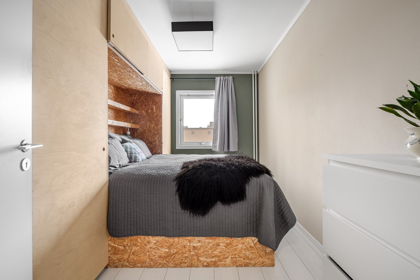 På gulvet er det samme laminatgulv som i stue og kjøkken, og veggene er malt i duse og tidløse farger. Galleribilde