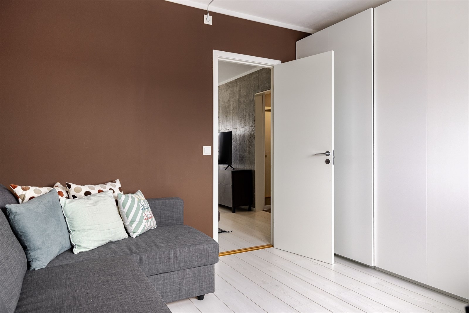 Rommet har en romslig skyvedørsgarderobe for god oppbevaring. Galleribilde