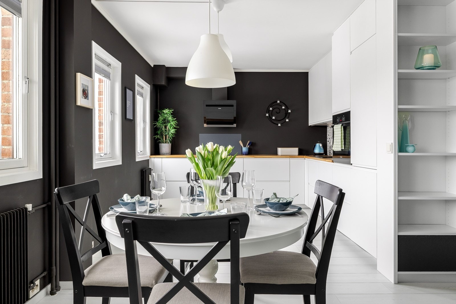 Dette er en pen og moderne 3-roms leilighet i byggets 3. etasje. Galleribilde