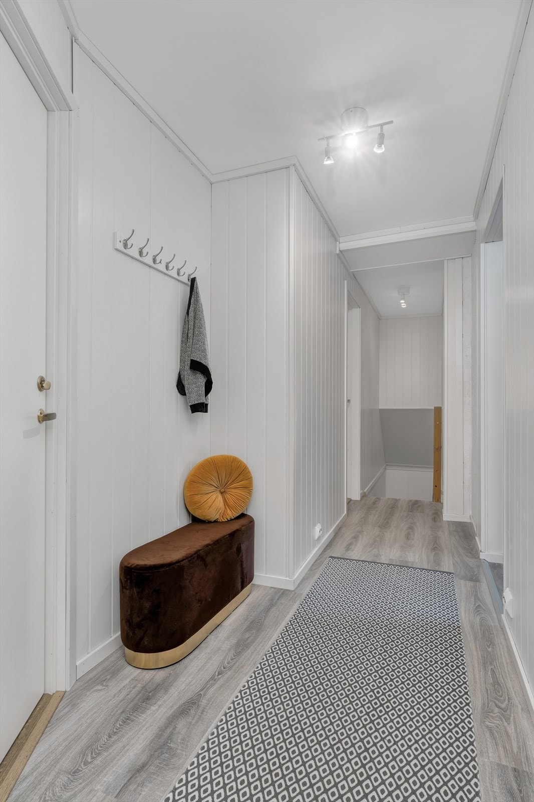 Praktisk gang med plass til oppheng av yttertøy Galleribilde
