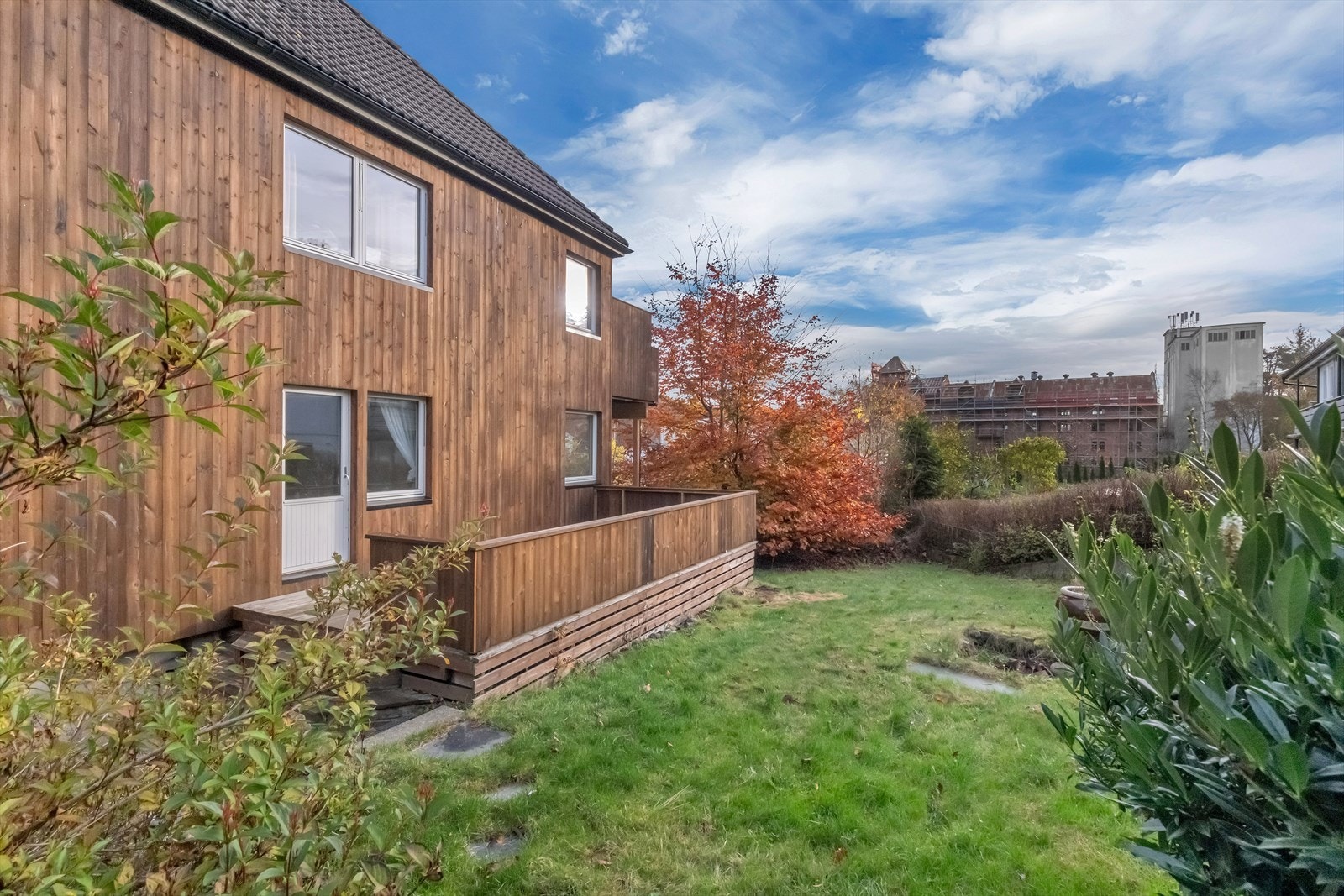 Utgang til felles hage fra veranda Galleribilde