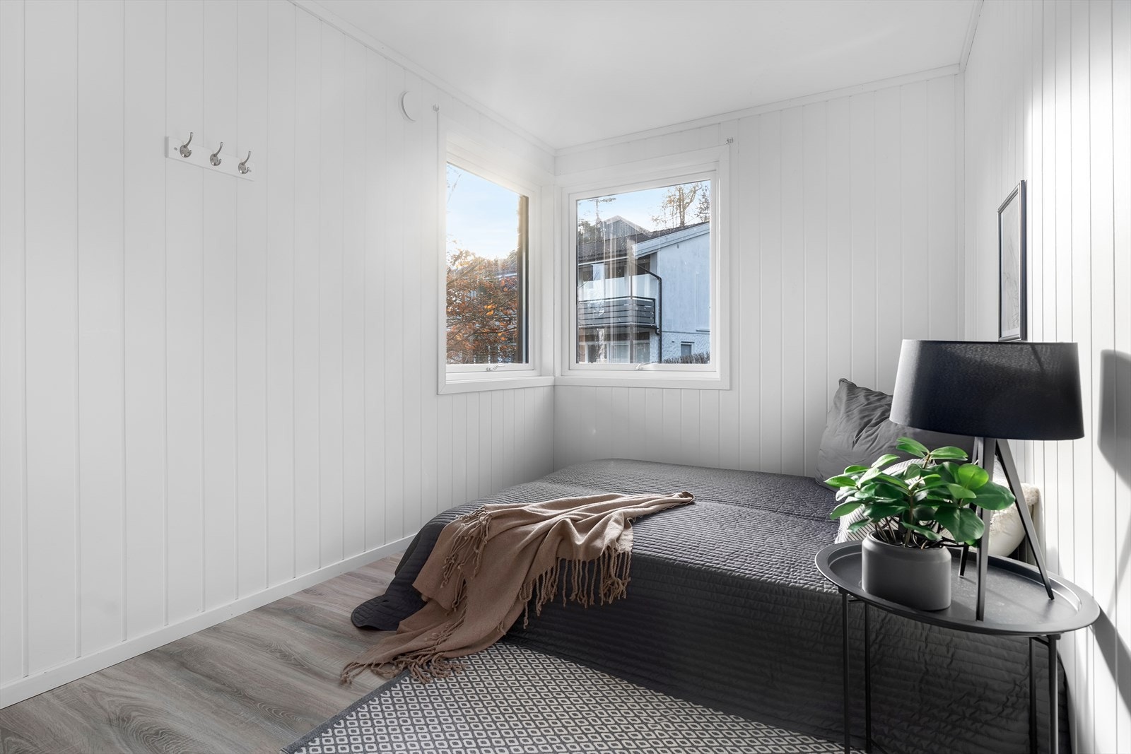 Soverom 1 - God plass til dobbeltseng og tilhørende møblement Galleribilde