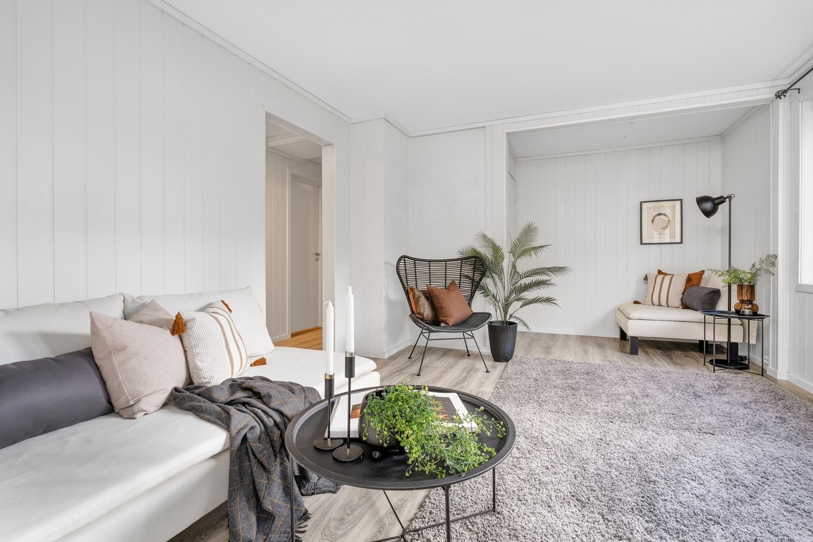 Lys og åpen stue med gode innredningsmuligheter Galleribilde