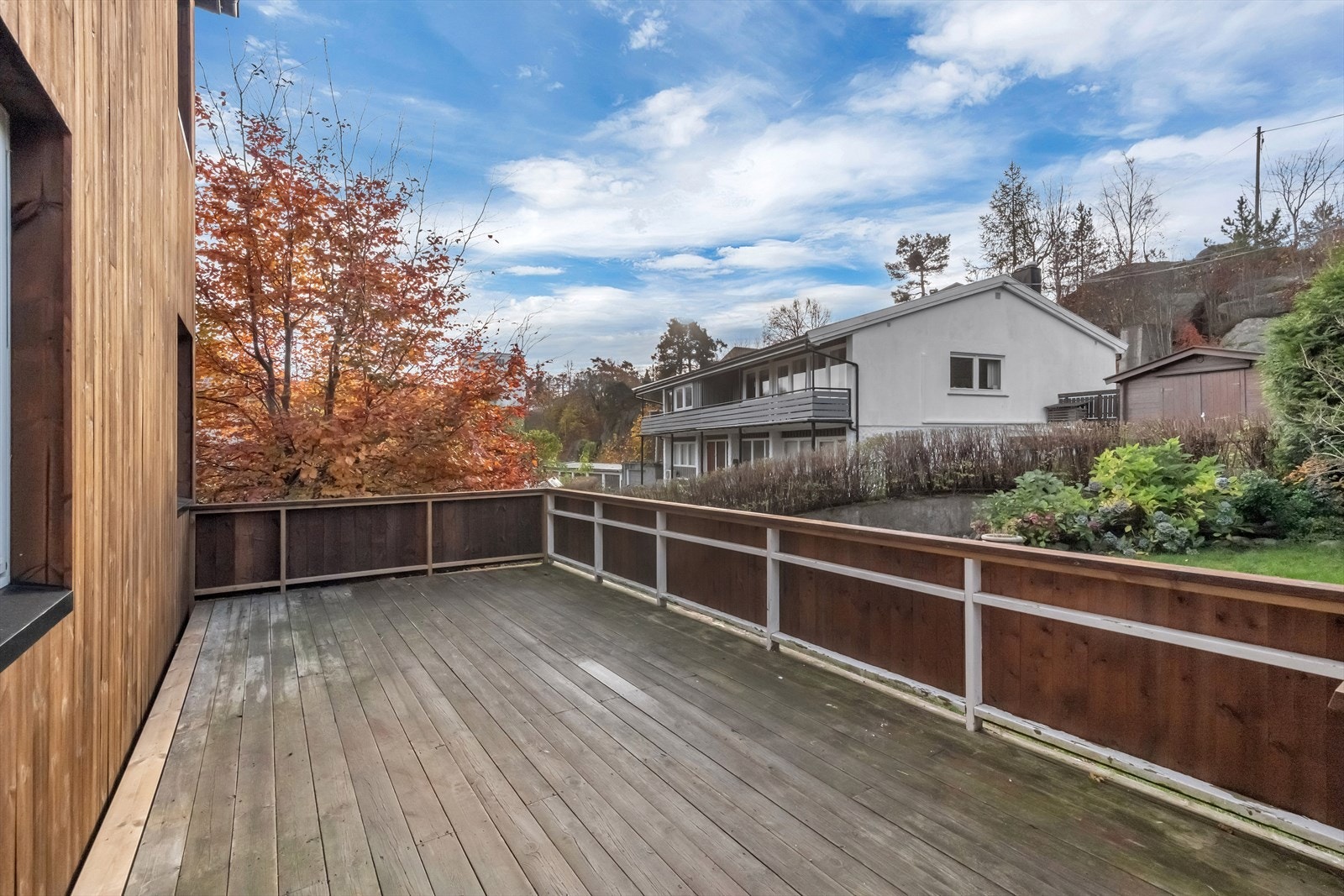 Solrik terrasse med god plass til utemøblement Galleribilde
