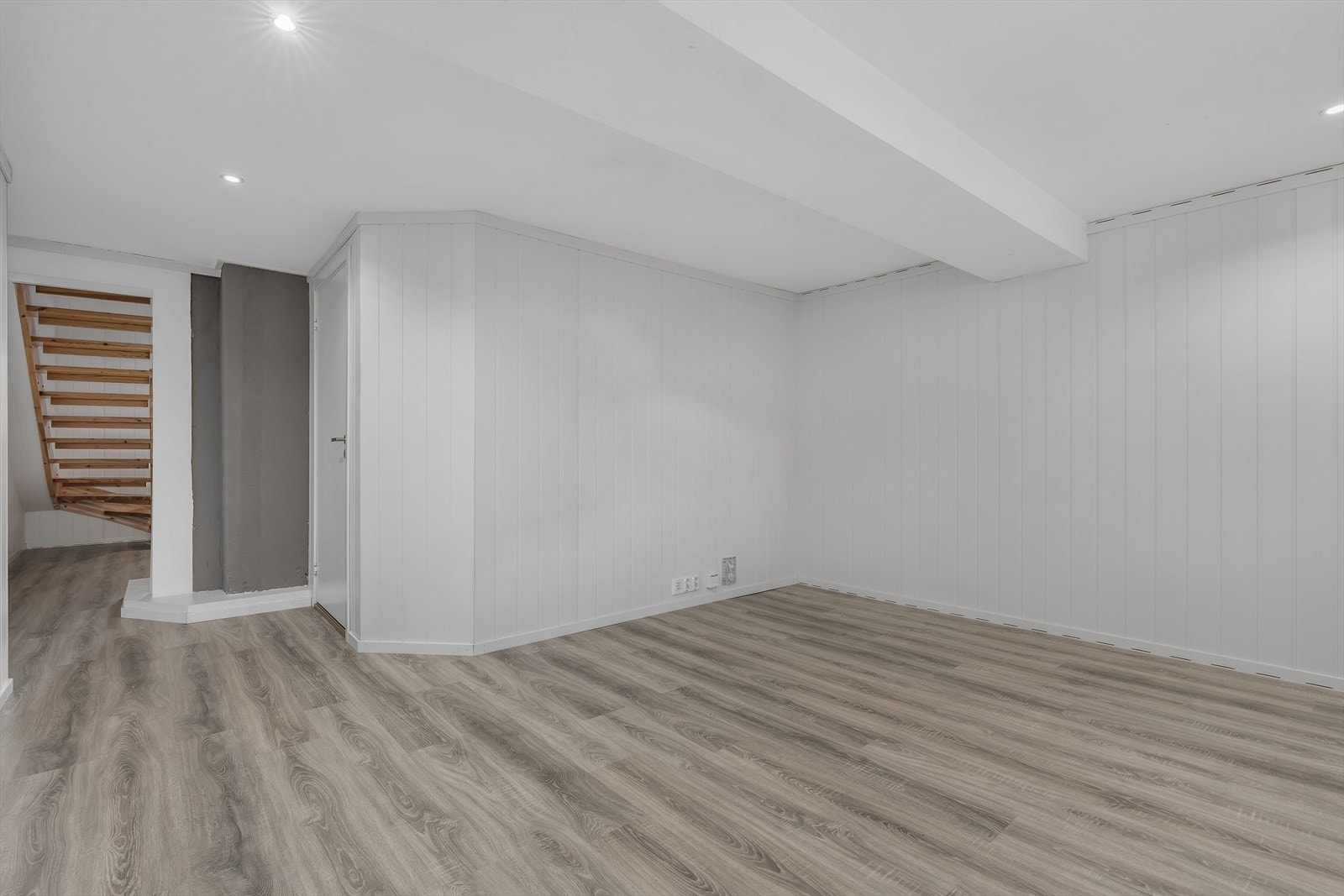 Kjeller er ikke søkt innredet til varig opphold. Det foreligger ikke tegning 1 etasje og kjeller, kun 2 etg. Det foreligger seksjoneringstegning men disse stemmer ikke med dagens bruk. Galleribilde