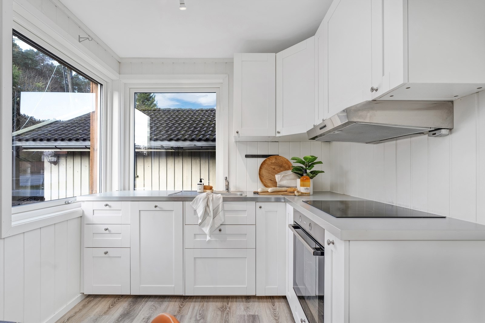 Praktisk og pent kjøkken med god skapplass Galleribilde