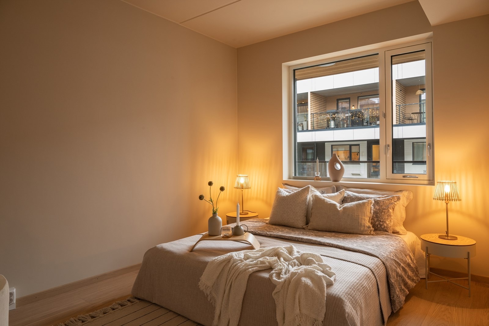 Soverommet er romslig og lett å møblere, med god plass til dobbeltseng, garderobeskap og øvrig møblering etter behov. Galleribilde