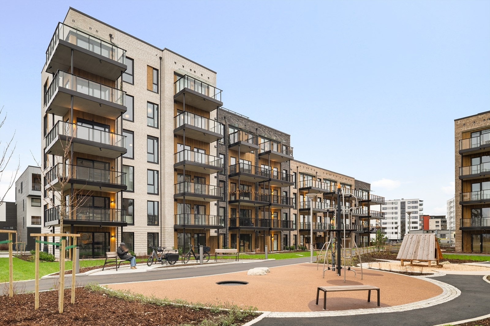 Eiendommen inngår i et sameie med tilhørende fellesarealer og har en attraktiv beliggenhet i maritime omgivelser, med nærhet til sjø, servicetilbud og gode rekreasjonsmuligheter. Galleribilde